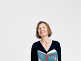 Silke Schlichtmann mit ihrem Buch "Mattis und das klebende Klassenzimmer"