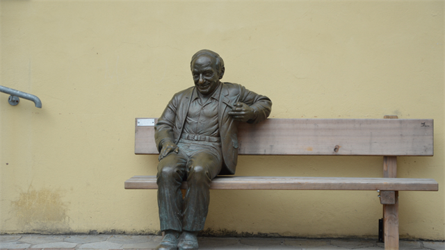 Die Bronze-Statue von SOS Kinderdorf-Gründer Hermann Gmeiner "sitzt" nun vor der Imster Johanneskirche.